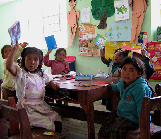 Peruano kids with new supplies